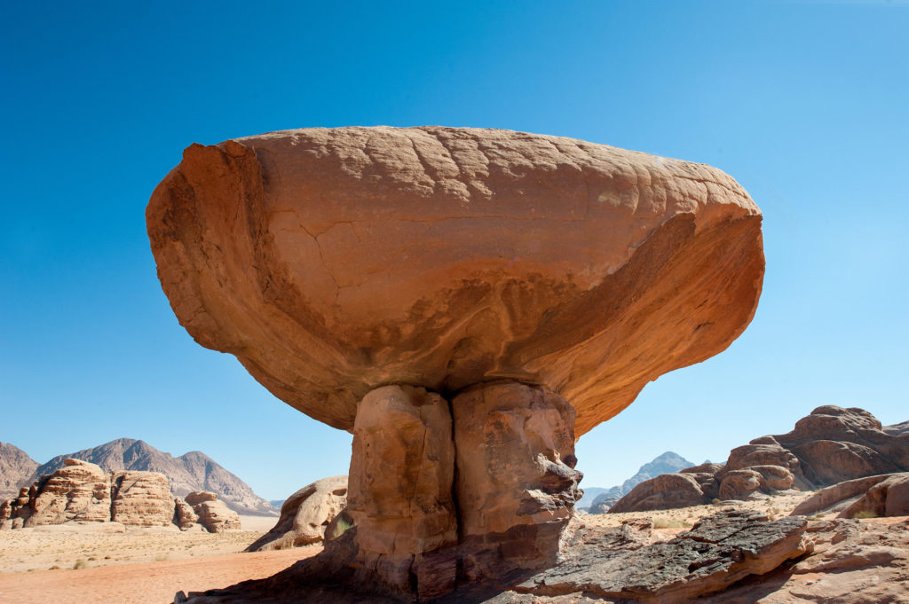 Eine der vielen pilzförmigen Säulen im Wadi Rum