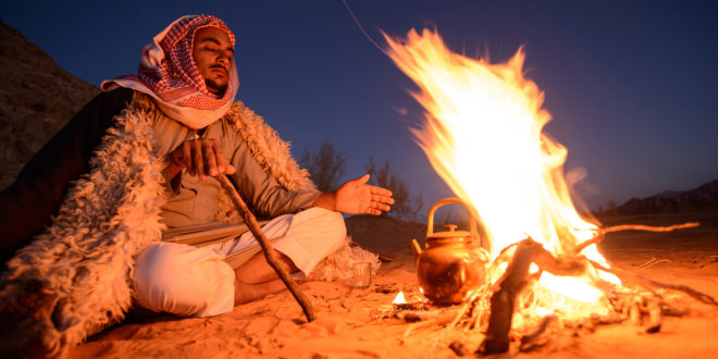 Beduine am Feuer in Jordanien