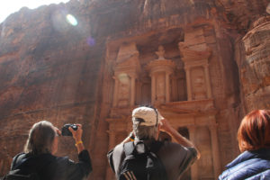 Jordanien Touristen fotografieren in Petra