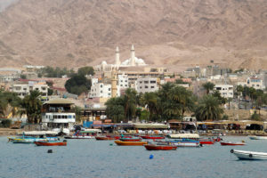 Blick auf Aqaba vom Roten Meer aus